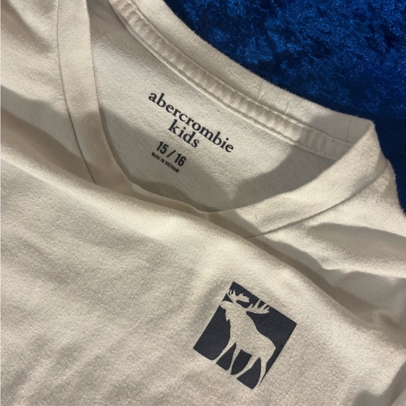 Abercrombie and Fitch Kids 15/16 - Woman’s Size Small Moose and Sleeve Graphic - Picture 2 of 5